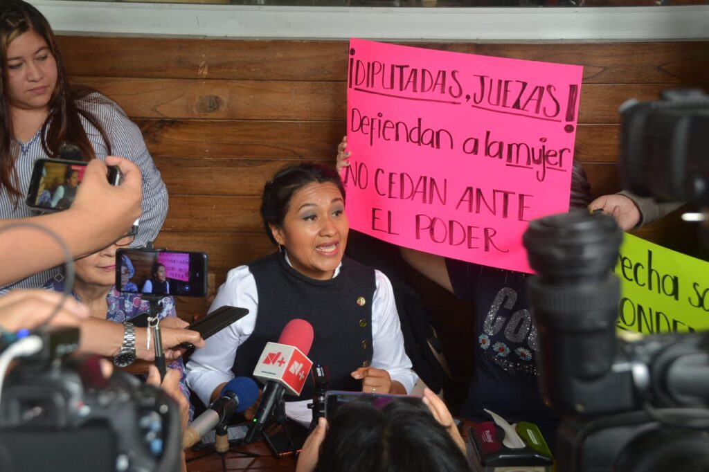 La brecha de ingresos por razón de género condena la economía familiar al endeudamiento y el rezago